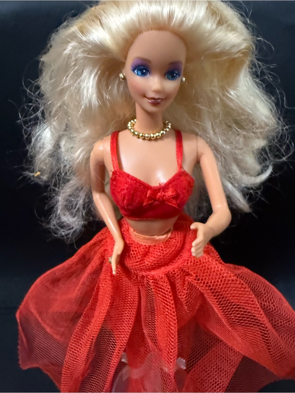 Barbie Mattel 1988 Happy Holidays blonde blue eyes red top skirt
